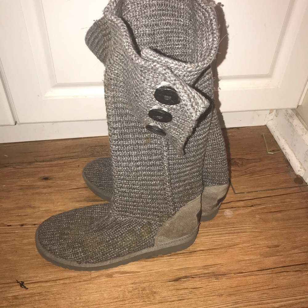 Size 10 quilted slouch w buttons UGG boot